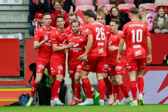 Bård Finne omfavnes etter å ha gitt Brann ledelsen mot Kristiansund.