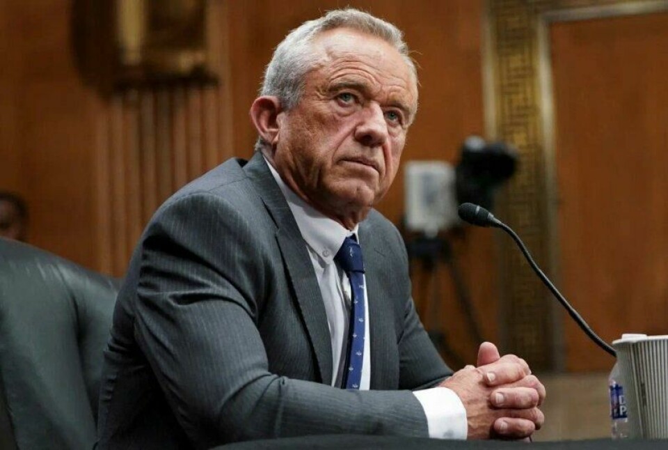 USAs helseminister, Robert Kennedy jr., anbefaler folk å ta vaksinen mot meslinger, til tross for at han tidligere har sagt at vaksinen kan ha en sammenheng med autisme. USAs helseminister, Robert Kennedy jr., anbefaler folk å ta vaksinen mot meslinger, til tross for at han tidligere har sagt at vaksinen kan ha en sammenheng med autisme. Foto: Nathan Howard / Reuters / NTB