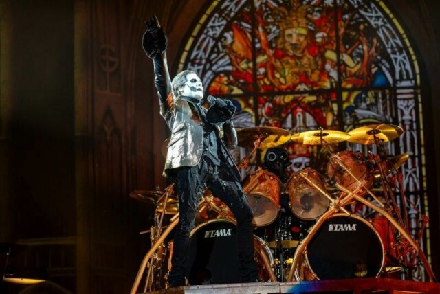 Tobias Forge i en av sine tidligere gestalter i front for Ghost, som nå topper Billboard-listen i USA.