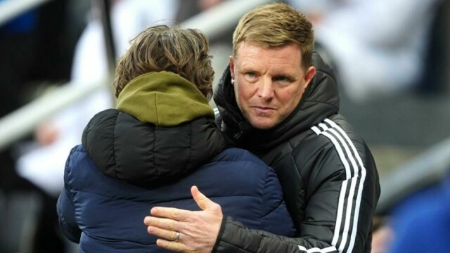 Eddie Howe har fått lungebetennelse.