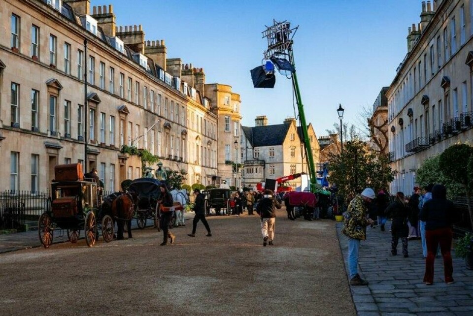 Vanligvis står biler parker på hver side av Edwards Street i Bath, men når sesong 3 av serien Bridgerton skulle spilles inn, ble de erstattet av hester og vogner, for å etterligne dagliglivet på 1800-tallet. Vanligvis står biler parker på hver side av Edwards Street i Bath, men når sesong 3 av serien Bridgerton skulle spilles inn, ble de erstattet av hester og vogner, for å etterligne dagliglivet på 1800-tallet. Foto: Jamie Bellinger / Netflix