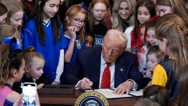Både bistand og rettighetskamp for transpersoner har vært under angrep under Donald Trumps første 100 dager. Her undertegner han en presidentordre 5. februar i år om forbud mot transpersoner i kvinne- og jenteidrett.