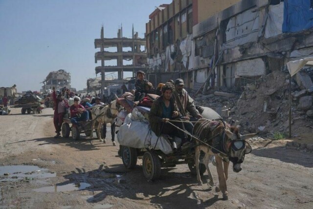 Palestinere på flukt fra de israelske angrepene nord i Gaza fredag.