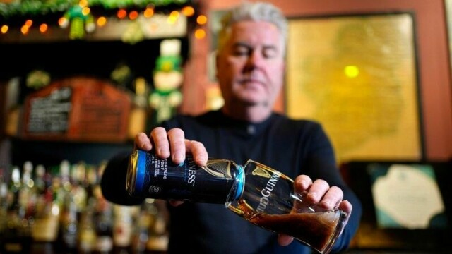 ÅPENBAR TREND: Her en pubeier i Somerville i Massachusetts i USA, som serverer Guinness uten alkohol.