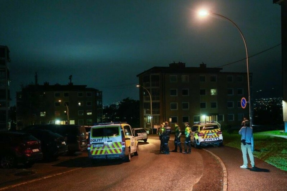 Politiet og ambulanse rykket torsdag kveld ut til Østensjø i Oslo etter at en livløs person ble funnet i et skogholt ved Oppsal Arena. Politiet og ambulanse rykket torsdag kveld ut til Østensjø i Oslo etter at en livløs person ble funnet i et skogholt ved Oppsal Arena. Foto: Fredrik Varfjell / NTB