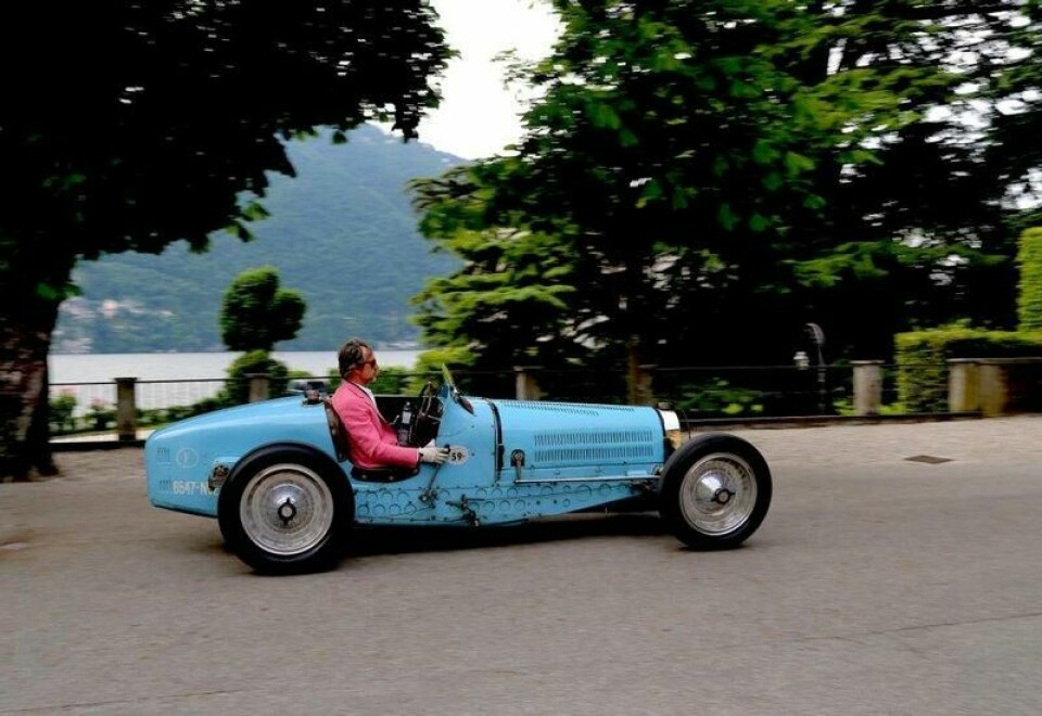En Bugatti Type 57 er noe av det vakreste og reneste bygd for racing noensinne, og Newson elsker å bruke bilen, sommer som vinter. Her på Villa d’Este for noen år siden. En Bugatti Type 57 er noe av det vakreste og reneste bygd for racing noensinne, og Newson elsker å bruke bilen, sommer som vinter. Her på Villa d’Este for noen år siden. Foto: Ivar Engerud / Finansavisen