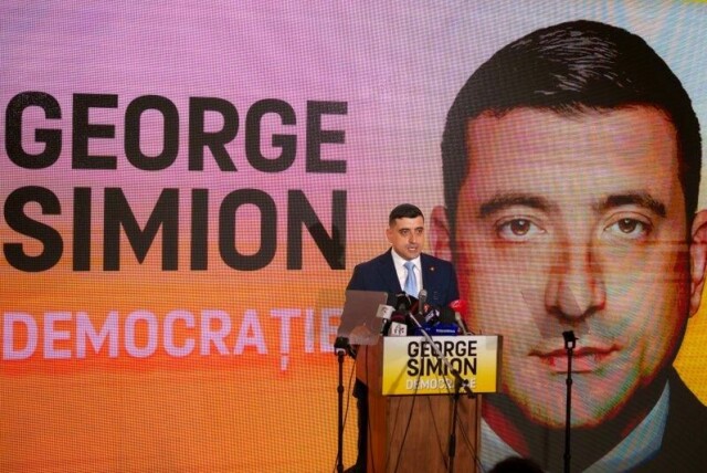 George Simion taler under et valgkampmøte i mars i år. Etter første valgomgang ligger han klart best an til å bli Romanias neste president. F