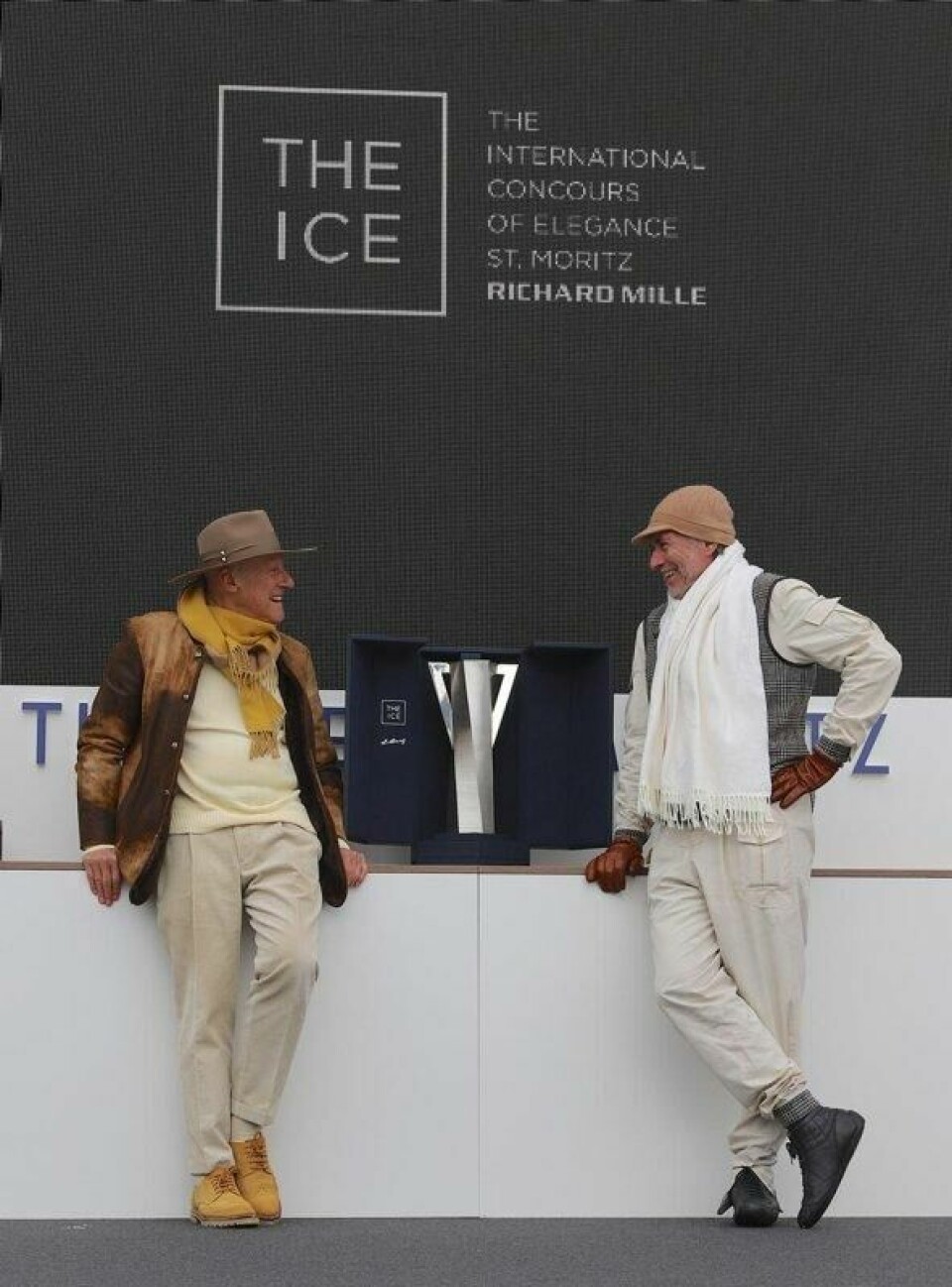 Bugattien ble kåret til Best of Show på The ICE, og trofeet ble designet og overrakt av arkitektlegenden Sir Norman Foster (t.v.). Bugattien ble kåret til Best of Show på The ICE, og trofeet ble designet og overrakt av arkitektlegenden Sir Norman Foster (t.v.). Foto: Ivar Engerud / Finansavisen