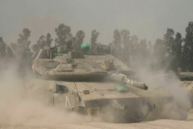 Israelske soldater kjører tankser i nærheten av grensen med Gazastripen.