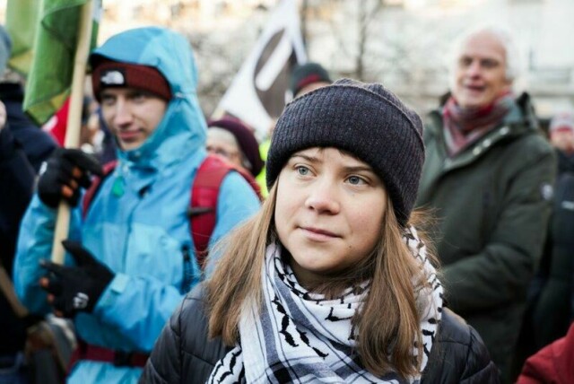 Den svenske klimaaktivisten Greta Thunberg, her fotografert under en demonstrasjon utenfor det norske Stortinget i vinter, skal være med når en gruppe aktivister søndag setter kursen mot Gaza i regi av Freedom Flotilla. Arkivfoto: Ole Berg-Rusten / NTB