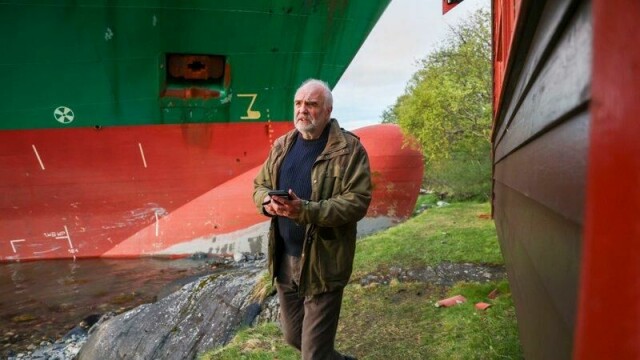 Konteinerskipet NCL Salten havnet på land, kun noen meter ifra huset til Johan Helberg. Det 135 meter lange skipet gikk natt til torsdag på grunn i Trondheimsfjorden utenfor Byneset.