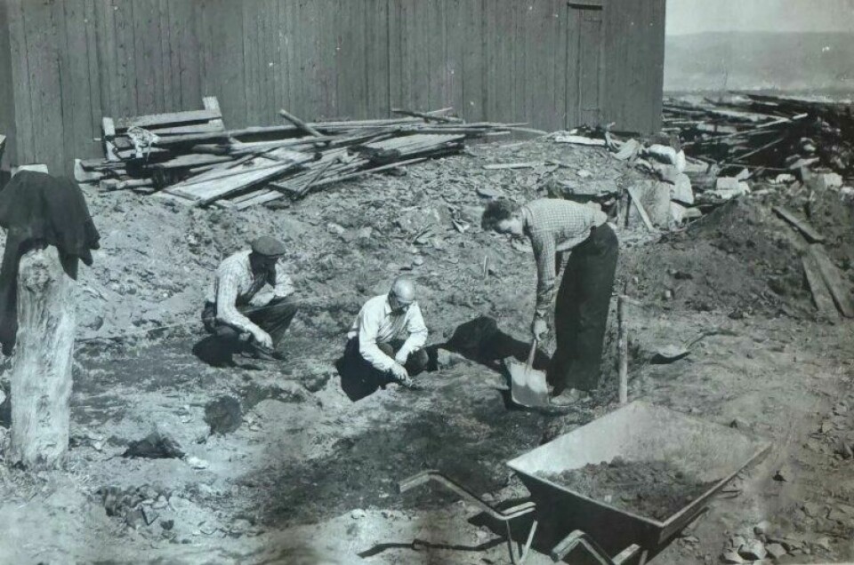 Hans Hals til venstre og Kjell til høyre. I midten en arkeolog fra Oldsaksamlingen i Oslo, nå Kulturhistorisk museum. Hans Hals til venstre og Kjell til høyre. I midten en arkeolog fra Oldsaksamlingen i Oslo, nå Kulturhistorisk museum. Foto: Ukjent fotograf