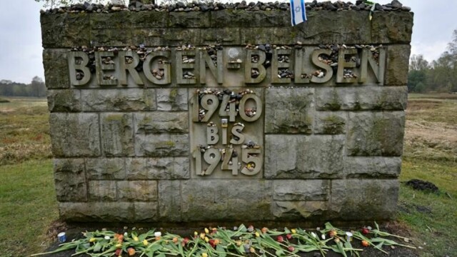 Blomster og steiner ved minnesteinen i Bergen-Belsen. Arkivfoto: Martin Meissner / AP / NTB