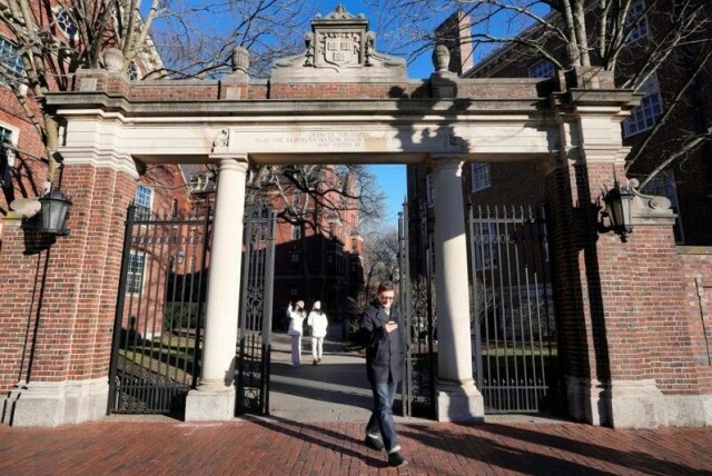 President Donald Trump fortsetter å rase mot Harvard. Eliteuniversitetet nekter å stenge ned programmer for mangfold, likestilling og inkludering, slik presidenten krever.