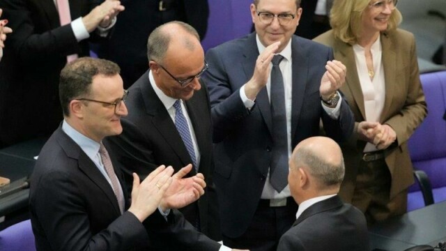 Friedrich Merz gratuleres av avtroppende statsminister Olaf Scholz.