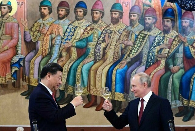 Kinas president Xi Jinping (t.v.) med Russlands president Vladimir Putin under et tidligere besøk i Moskva.