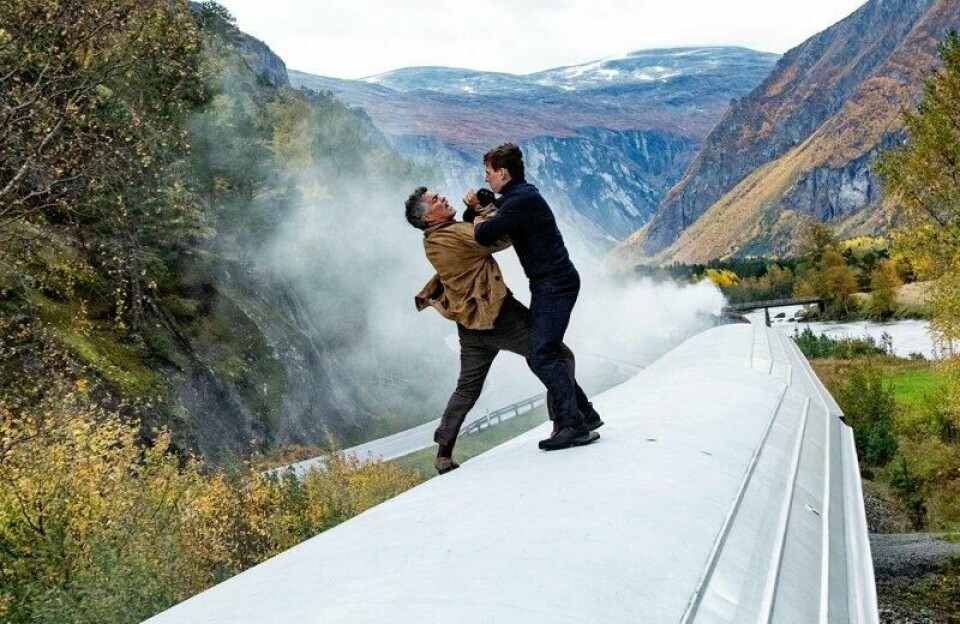 Skuespillerne Esai Morales and Tom Cruise slåss på et togtak på Raumabanen i Mission: Impossible Dead Reckoning. De mange naturscenene i actionfilmen får utlendinger til å bestille Norges-ferie. Skuespillerne Esai Morales and Tom Cruise slåss på et togtak på Raumabanen i Mission: Impossible Dead Reckoning. De mange naturscenene i actionfilmen får utlendinger til å bestille Norges-ferie. Foto: Christian Black / Paramount Pictures