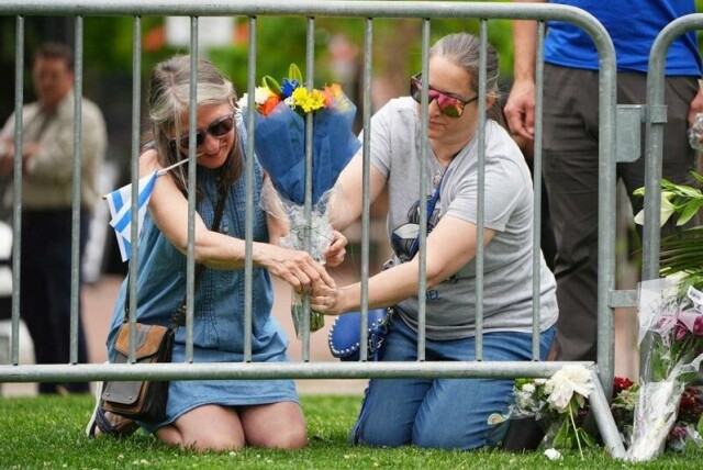 Flere la ned blomster på stedet der angrepet fant sted i Boulder, Colorado. AP: David Zalubowski / AP / NTB