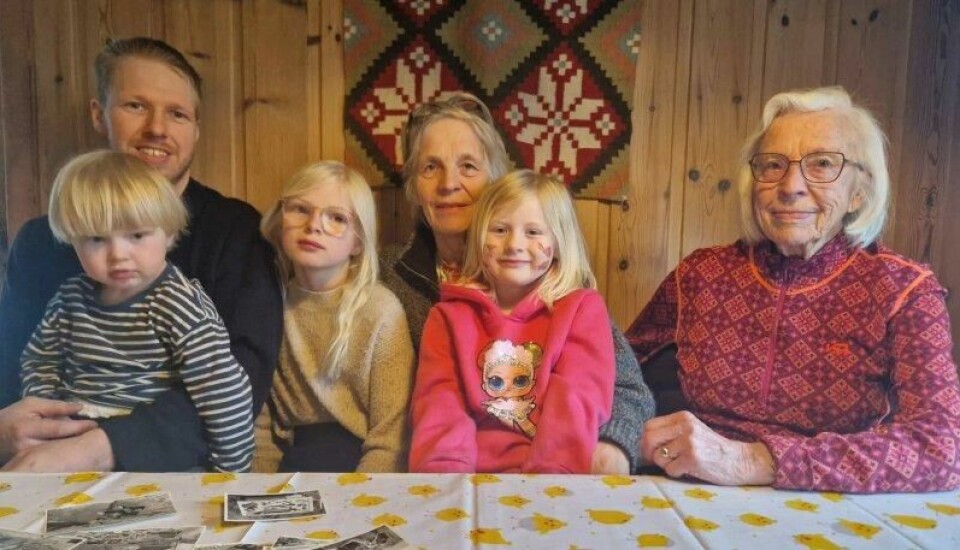 Fire generasjoner Hals. Fra venstre: Simen med Odin på fanget, Marie, Marit, Amanda og Sigrid. Det var Sigrids mann og svigerfar som fant og gravde fram restene av en vikingbegravelse. Fire generasjoner Hals. Fra venstre: Simen med Odin på fanget, Marie, Marit, Amanda og Sigrid. Det var Sigrids mann og svigerfar som fant og gravde fram restene av en vikingbegravelse. Foto: Nina Kristiansen