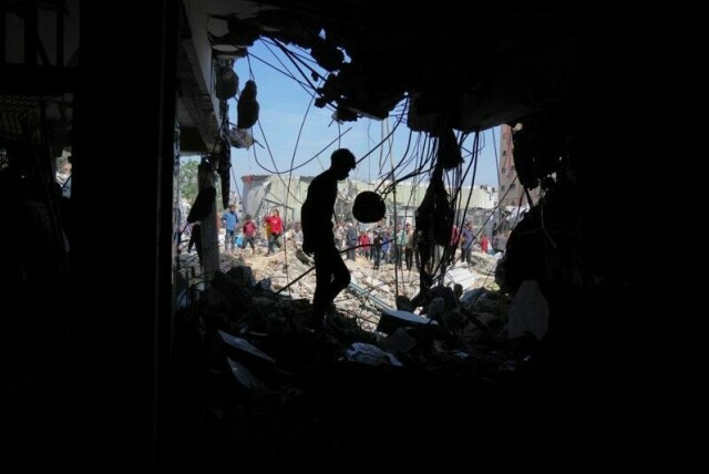 Israel har nok en gang bombet en skole som ble brukt som innkvartering av fordrevne palestinere. Her fra et tidligere angrep, mot en skolebygning i Bureij sentralt på Gazastripen onsdag forrige uke.