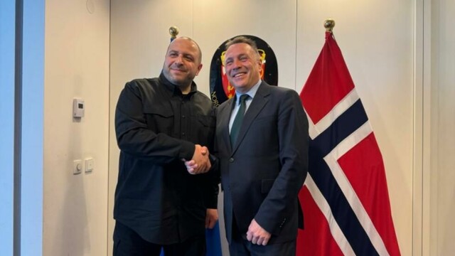 Forsvarsminister Tore O. Sandvik sammen med Ukrainas forsvarsminister Rustem Umerov under besøket i Brussel fredag.