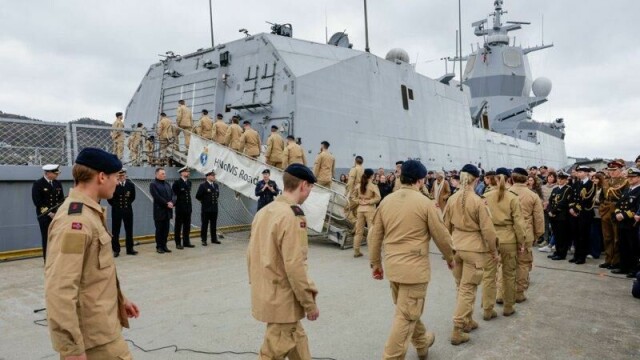 Slik så det ut da besetningen på KNM Roald Amundsen gjorde seg klare for avreise i april.