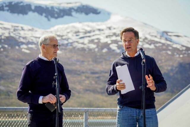 Nato-sjef Mark Rutte sammen med statsminister Jonas Gahr Støre om bord på kystvaktskipet KV Svalbard.