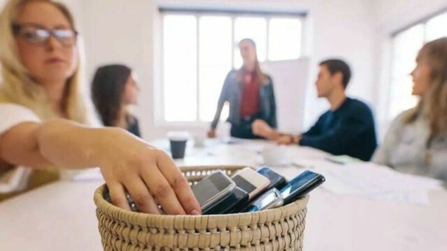 Du trenger ikke å sette smarttelefonen i fengsel for å bli mer fokusert på jobben, men det kan være lurt å justere varslingene, mener forsker.