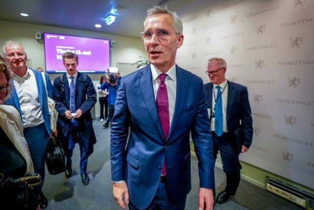 Finansminister Jens Stoltenberg er en populær blant damene. Her er han avbildet under en høring om oljefondet.