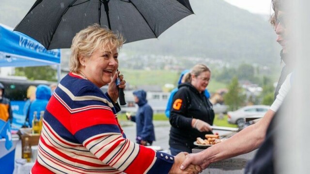 En smilende Høyre-leder Erna Solberg besøkte mandag Stryn som del av valgkampturneen «100 dager igjen.» TV 2s ferske meningsmåling ga Solberg mindre grunn til å smile.