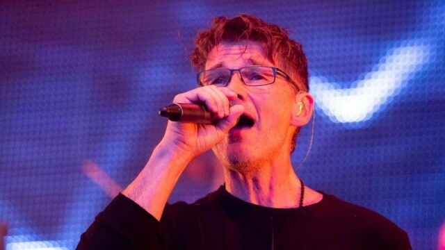 A-ha-vokalist Morten Harket under en konsert på Stortorget i Hamar.