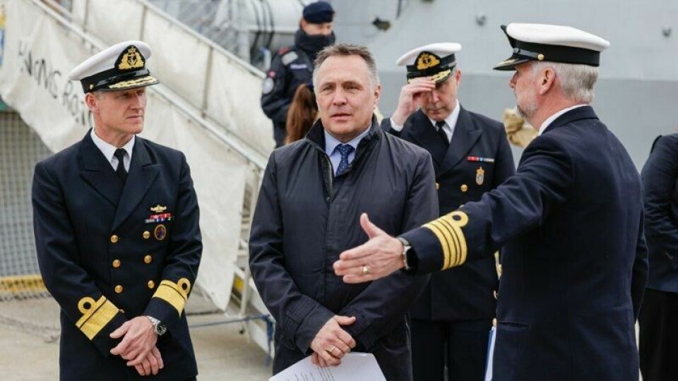 Forsvarsminister Tore O. Sandvik (Ap) var til stede før KNM Roald Amundsen forlot Haakonsvern Orlogsstasjon i Bergen for å slutte seg til hangarskipgruppen. Forsvarsminister Tore O. Sandvik (Ap) var til stede før KNM Roald Amundsen forlot Haakonsvern Orlogsstasjon i Bergen for å slutte seg til hangarskipgruppen. Foto: Paul S. Amundsen / NTB