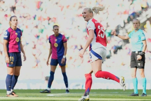 Stina Blackstenius scoret for Arsenal mot Barcelona i mesterligafinalen, . (AP Photo/Jose Breton)