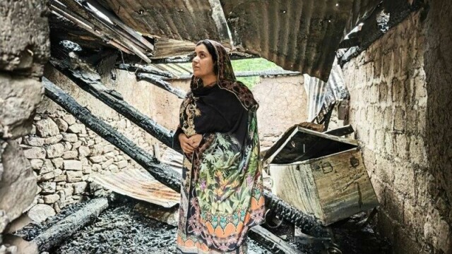 Saima Talib (25) ser på restene av hjemmet sitt i Salamabad, som ble ødelagt under trefningene i Kashmir.