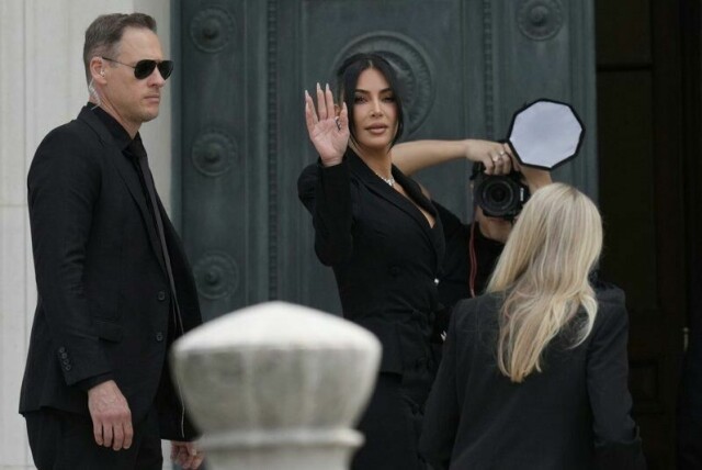 Kim Kardashian møter i retten i Paris tirsdag ettermiddag.