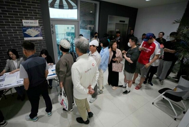 Velgerne strømmet i morgentimene tirsdag til valglokalene for å avgi stemme i presidentvalget i Sør-Korea.