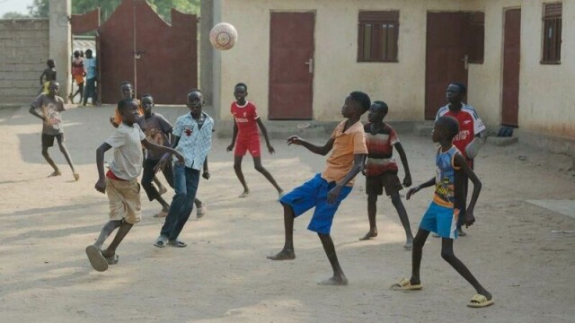 Sør-Sudan, som er blant Norges største bistandsmottakere, kommer enda en gang helt nederst på UNDPs utviklingsindeks. På et ungdomssenter i Juba tilbys unge gutter idrettsglede i en utrygg hverdag.