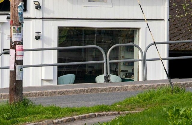 Ingen er pågrepet etter at flere personer brøt seg inn og tok med seg varer fra en butikk på Bestum i Oslo. Butikken selger blant annet parfyme.