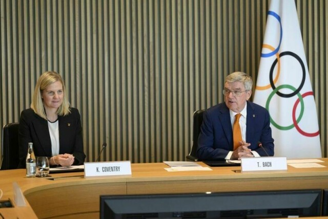 Avtroppende IOC-president Thomas Bach og påtroppende president Kirsty Coventry vil ikke slippe til russiske lag. (Laurent Gillieron/Keystone via AP)