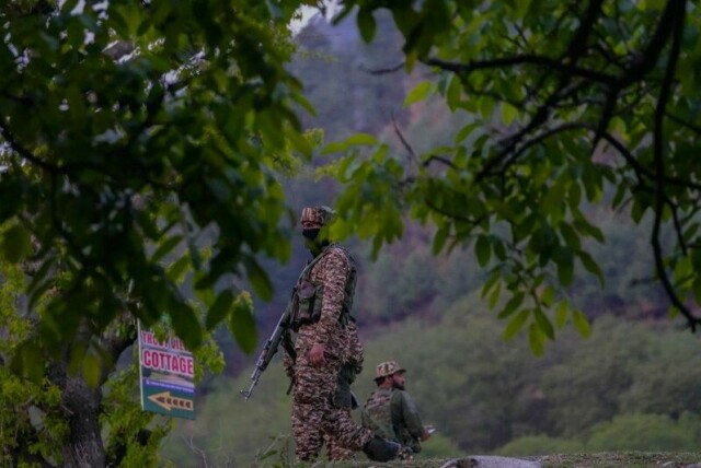 Indiske sikkerhetsvakter patruljerer nær Pahalgam i Kashmir etter et angrep som tok livet av over 20 mennesker.