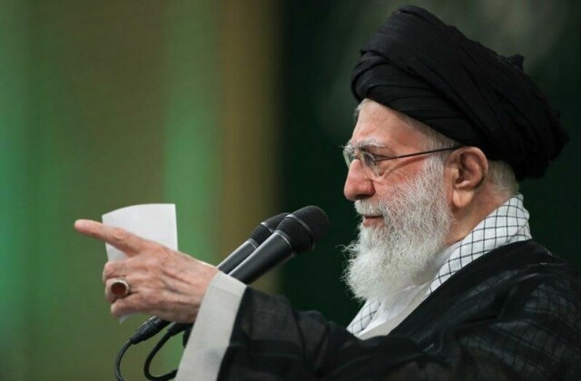 Det er ikke opp til USA å bestemme om Iran skal kunne anrike uran eller ikke, sier Irans øverste leder Ali Khamenei. F