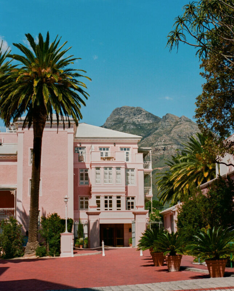 Mount Nelson Hotel er et landemerke i Cape Town, kjent for sin karakteristiske rosa fasade og luksuriøse atmosfære. Skjermdump: Mount Nelson Hotel Mount Nelson Hotel er et landemerke i Cape Town, kjent for sin karakteristiske rosa fasade og luksuriøse atmosfære. Skjermdump: Mount Nelson Hotel