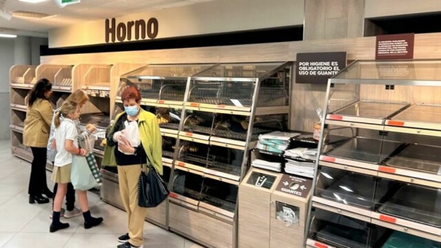 Norske Henrik Tandstad Tronerud er i Madrid og forteller at mange har hamstret enkelte varer som brød på butikkene i forbindelse med strømbruddet i Spania.