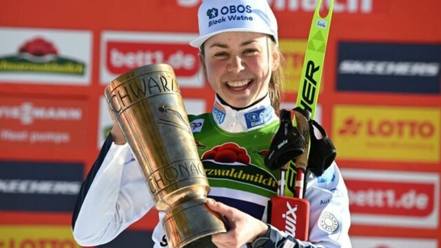 Mari Leinan Lund etter en verdenscupseier i kombinert i Schonach i januar 2024. Få måneder senere pådro hun seg en langvarig kneskade.