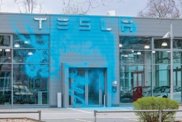 Demonstranter har sprayet blå maling på Tesla-butikken i Berlin.