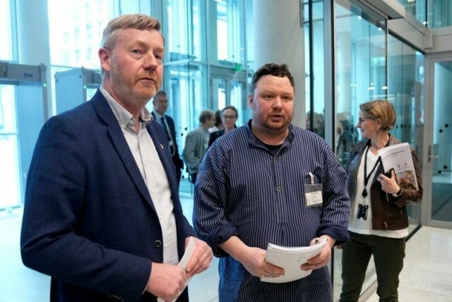 Leder av Norges Bondelag, Bjørn Gimming (t.v.) og leder av Norsk Bonde- og Småbrukarlag, Tor Jacob Solberg etter at de overleverte sitt krav i jordbruksoppgjøret i forrige uke.