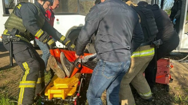 Redningsarbeidere løfter ut likene fra en buss med arbeidere i byen Marhanets i Dnipropetrovsk som ble angrepet av russiske droner onsdag morgen.