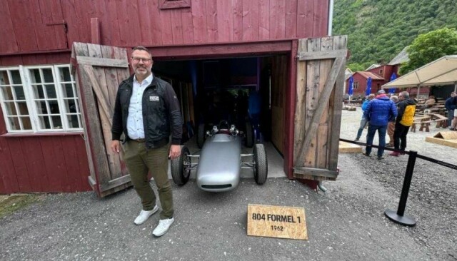 EKSLUSIVT BESØK: Her står Porsches eneste racerbil som har vunnet et Formel 1-løp for Porsche, plassert i et gammelt slakteri i Lærdal. Den er utlånt av Porsche-museet i Tyskland, og museumssjef Achim Stejskal ble med på turen til Norge.