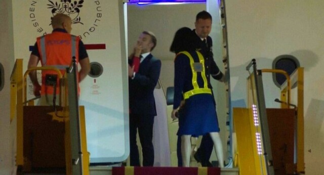 President Emmanuel Macron får en dytt rett i ansiktet før de går av flyet i Hanoi.
