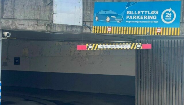 Mannen parkerte ved et kjøpesenter som har to timers gratis parkering først. Problemet var bare at han sto lengre enn dette.